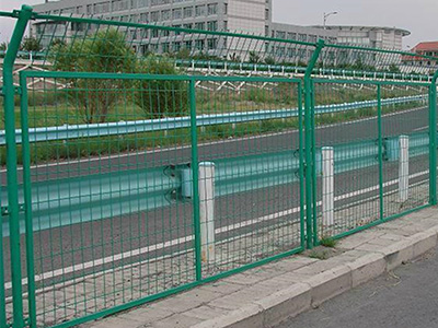 護欄網生產中的環保涂裝技術應用